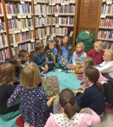 Druháci v knihovně